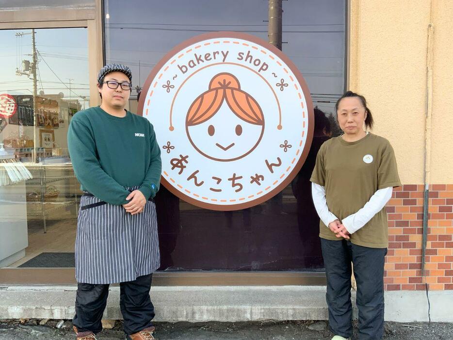 「あんこちゃん」店主の和田裕也さんと厨房を担当する母・さおりさん。