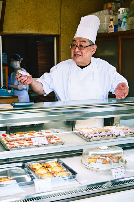 「相馬菓子舗」の店主、相馬さんはこの道40年。世界から注目されているアップルパイのおいしさの秘密を聞くと、「特別なことをしているわけではない。素材の味を大切に、毎日つくり続けているだけ」と語る。