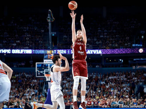シュートを放つNBA選手のダービス・ベルターンス [写真]＝fiba.basketball