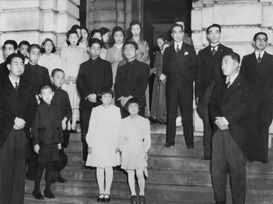 1947年の皇室会議で皇籍離脱した旧宮家の人々＝東京都内