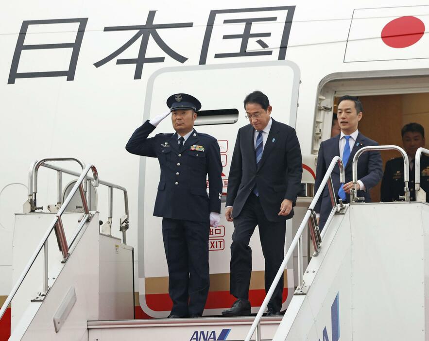 米国、ドイツ歴訪を終え、帰国した岸田首相＝14日午前、羽田空港