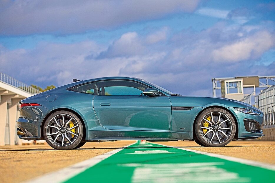 ジャガー F-Type R75の車重1,835kgの54％がフロントアクスルにかかる。