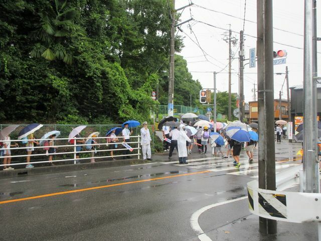 7月11日に行われた「見守り活動」の様子