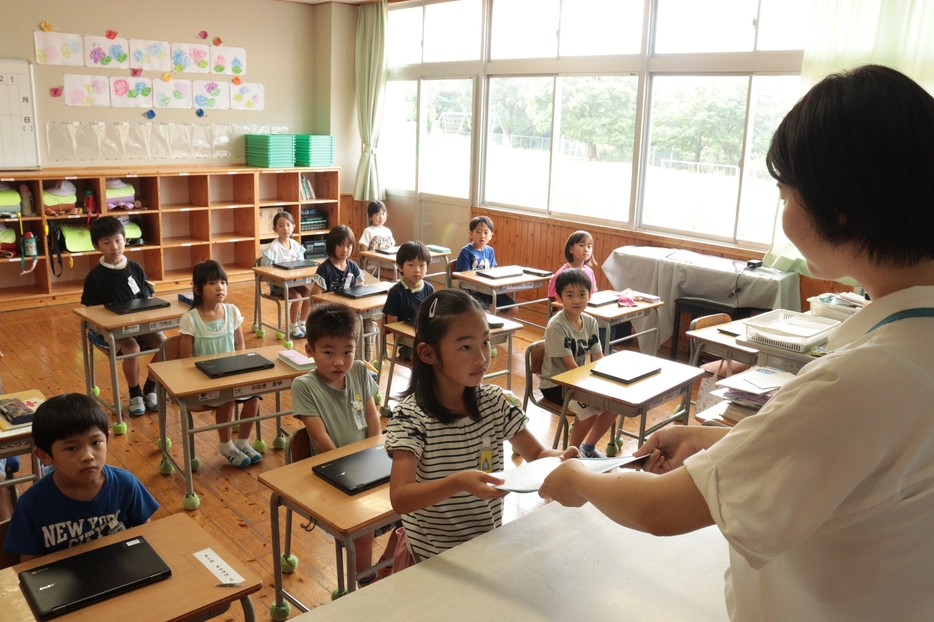 通知表を受け取る1年2組の児童=岡山県津山市、東小学校で