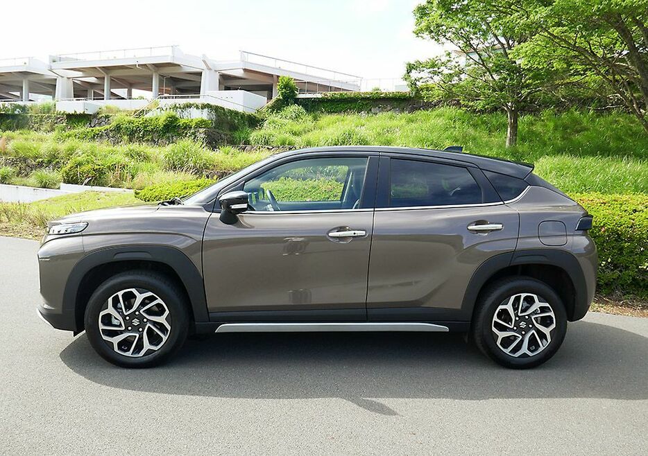 スズキが今秋発売する新型SUV「フロンクス」　日本専用の4WDを用意　1.5リットルマイルドHVと6速ATのみ