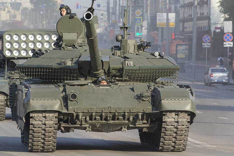 ロシア軍のT-90M戦車。2020年6月、モスクワ（Andrey Kryuchenko / Shutterstock.com）