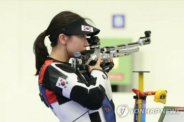 射撃の女子10メートルエアライフル決勝に出場したパン・ヒョジン＝29日、シャトールー（聯合ニュース）