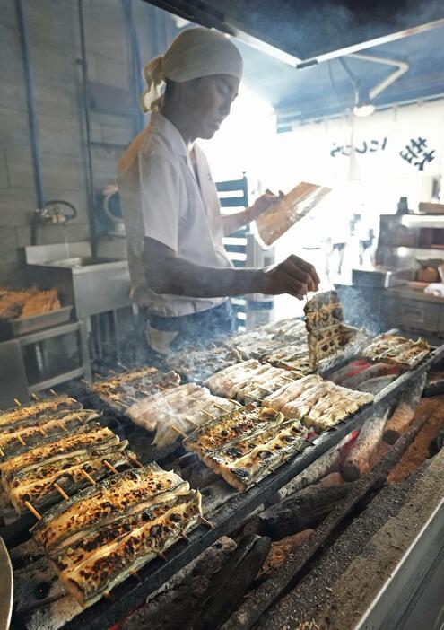 土用の丑の日を迎え「八ツ目や　にしむら目黒店」で焼き上げられるウナギ＝24日午前、東京都目黒区