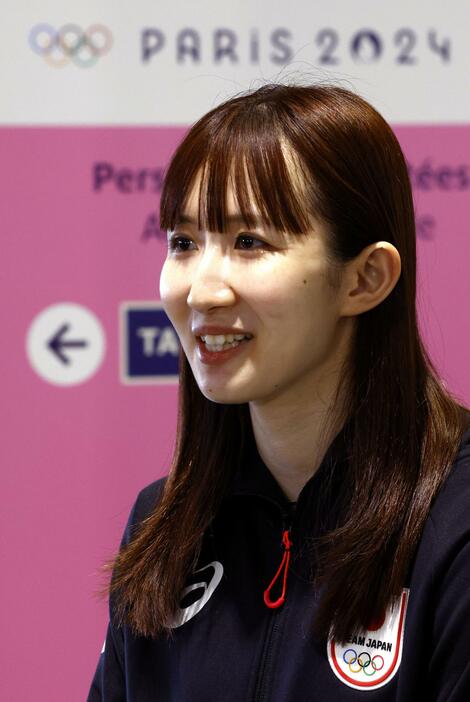 シャルル・ドゴール空港に到着し、取材に応じるパリ五輪卓球女子日本代表の早田ひな＝18日、パリ郊外（共同）