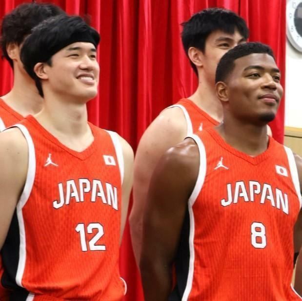 バスケットボール男子日本代表の渡邊雄太（左）と八村塁