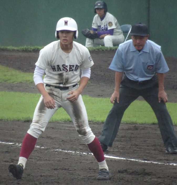 早実・和泉監督は大会期間中こそ、選手が最も成長するタイミングと考える。「勝ち切れたのは大きい」と手応えを口に。写真は10回表、決勝適時打の2年生・三澤。途中出場選手の活躍も目立った[写真=BBM]