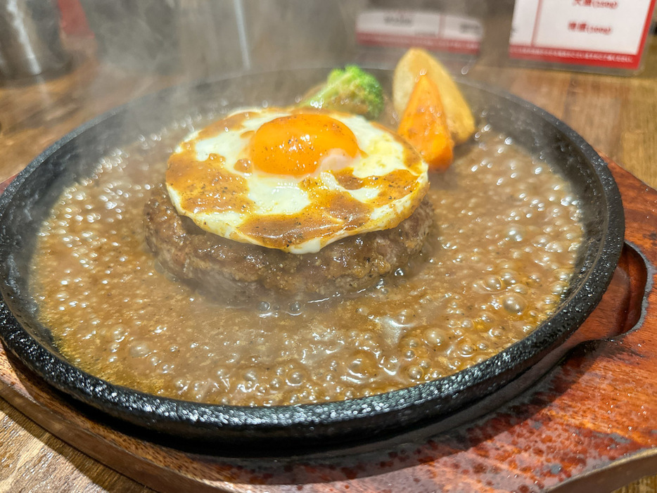 こちらはSSサイズ（150g）のハンバーグに目玉焼きをトッピングしたバージョン