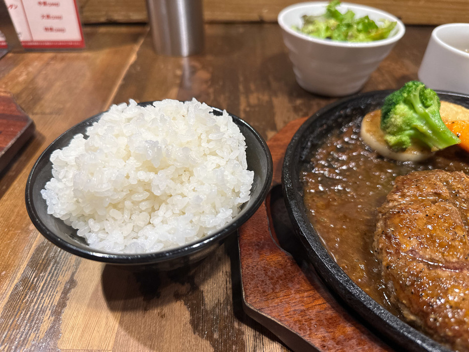 ライスの炊き加減も完璧。ハンバーグやソースによく合います