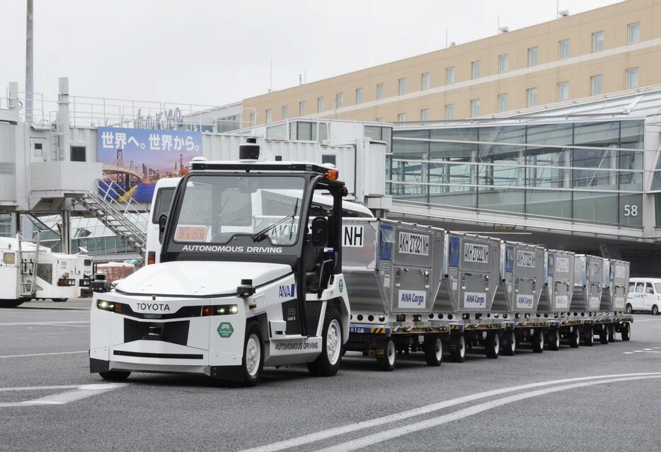 無人運転で試験走行するトラクター＝16日午前、羽田空港