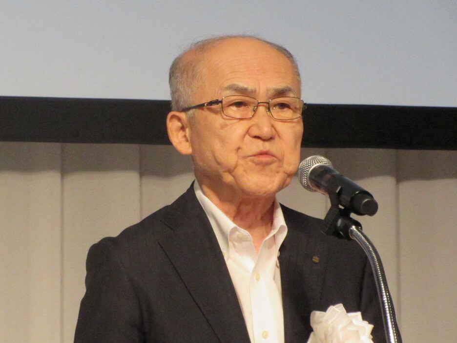 あいさつする山口会長