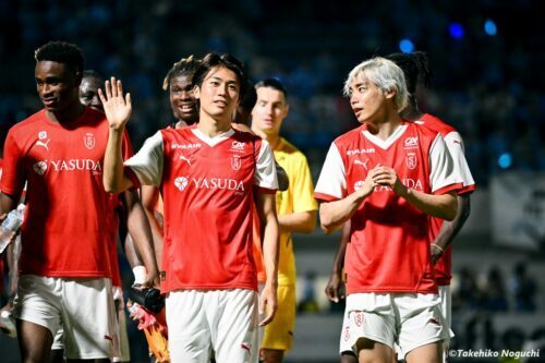 試合後、場内を一周した際の中村（左）と伊東　[写真]=野口岳彦