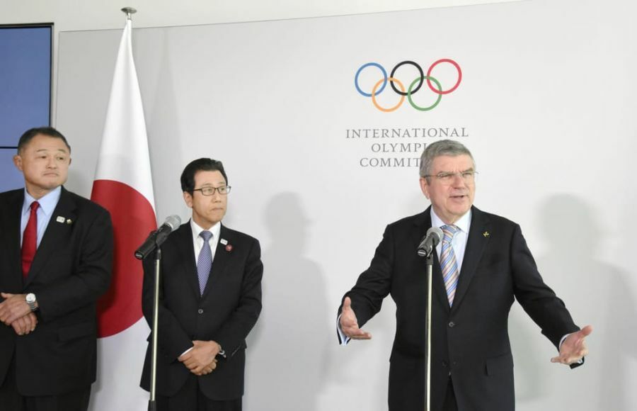 ’20年、スイス・ローザンヌで行われた記者会見。IOCトーマス・バッハ会長（右端）とともに札幌市・秋元克広市長、山下泰裕JOC会長が出席。この時は“蜜月関係”を感じさせたが、一転、蚊帳の外に置かれることになった