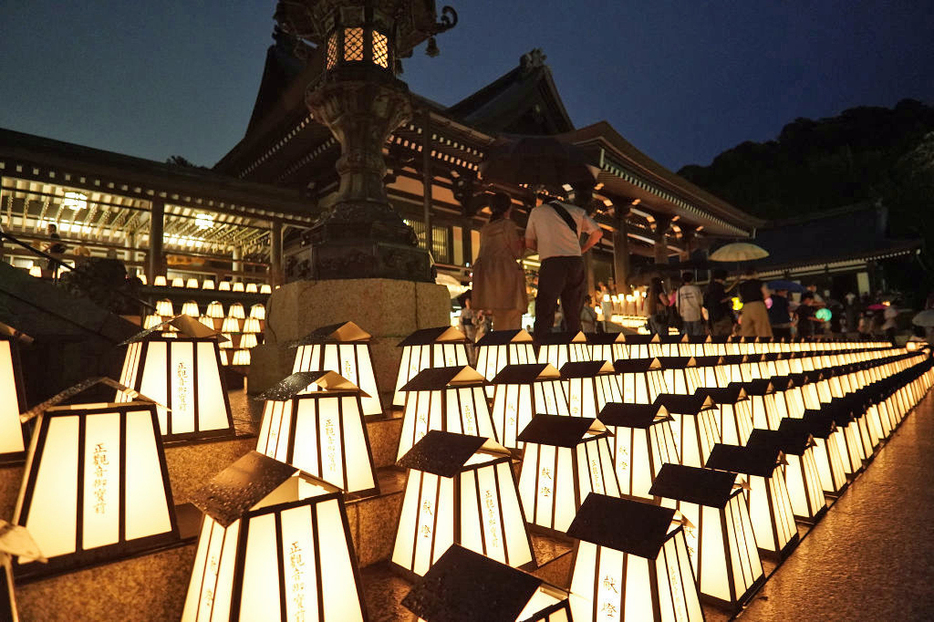 灯籠の光が境内を照らし、幻想的な雰囲気に包んだ万灯祭＝袋井市の法多山尊永寺