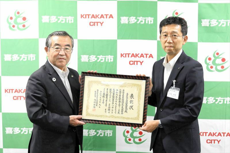 本田局長から表彰状を受ける遠藤市長（左）