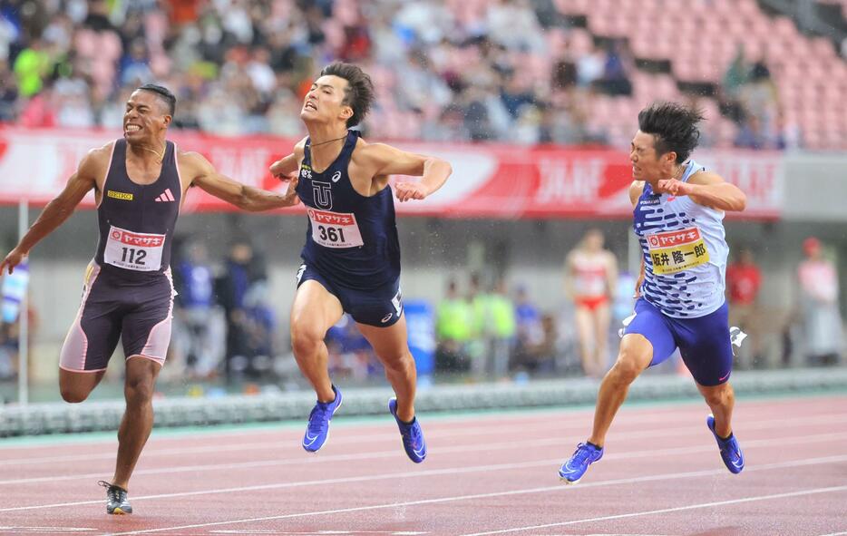 　日本選手権の男子１００メートルでゴールする（右から）坂井隆一郎、柳田大輝、デーデー・ブルーノ＝６月３０日