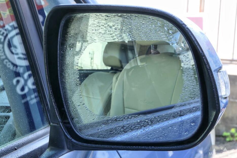 走行中はもちろん停車中も水滴が付着しないので、雨の日の夜間でもハッキリ見える。これがあれば車庫入れも怖くない！ サイズは135mm×85mmで、フィルム2枚入りだ。