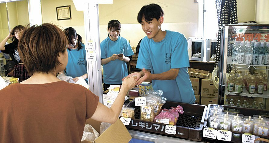 能登半島の特産品を販売する豊科高生徒会執行部の役員