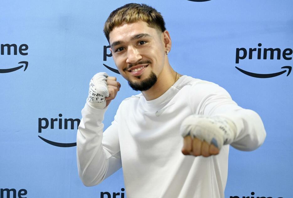 WBOフライ級王座決定戦に向けた練習を公開し、ポーズをとるアンソニー・オラスクアガ＝東京都内