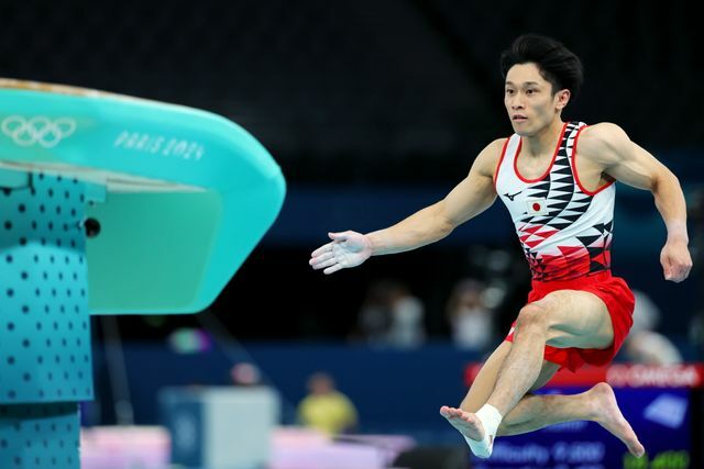 谷川航選手の左足にはテーピングが(写真：西村尚己/アフロスポーツ)