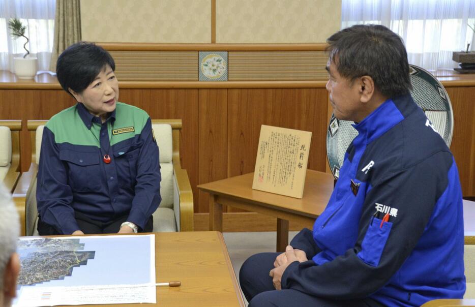 石川県の馳浩知事（右）と会談する東京都の小池百合子知事＝31日午後、石川県庁