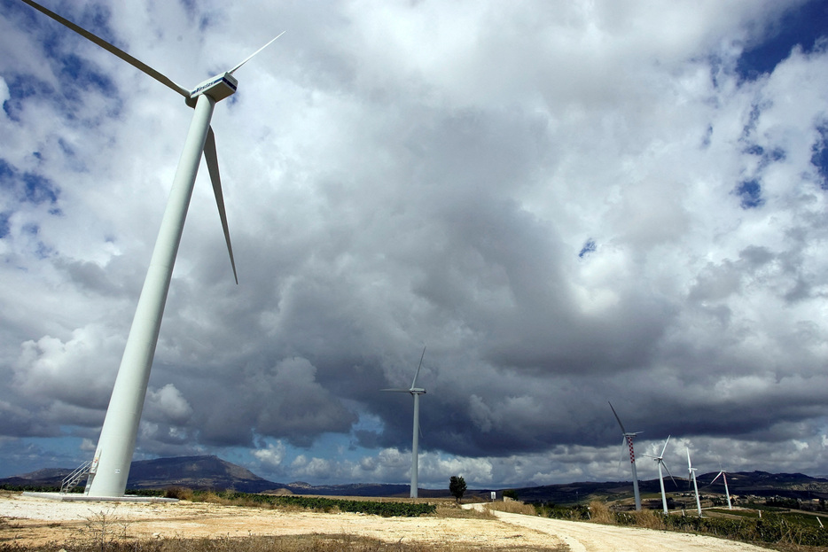 　７月１日、欧州の主要電力企業で構成する欧州電気事業者連盟によると、今年上半期に欧州連合（ＥＵ）で発電された電力の７４％が二酸化炭素を排出しない電源で、これまでで最も環境に優しい電源構成となった。写真はイタリアのトラパニにある風力発電施設。２００９年９月撮影（２０２４　ロイター／Giuseppe Piazza）