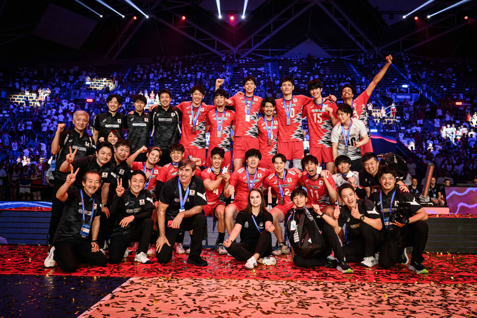 バレーボールのネーションズリーグは３０日、ポーランドのウッジで男子決勝が行われ、日本はフランスに１―３に敗れた。写真は過去最高の２位に入った日本男子チーム＝Ｖｏｌｌｅｙｂａｌｌ　Ｗｏｒｌｄ提供