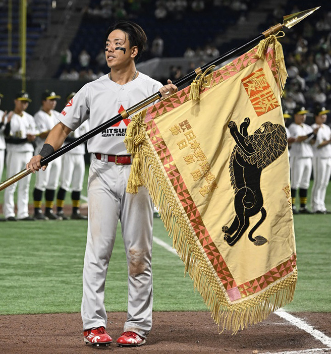 三菱重工Eastは初優勝。2本塁打を放った主将・矢野は黒獅子旗を手にした[写真=矢野寿明]