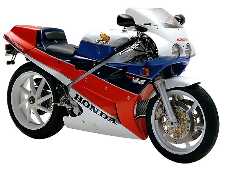 【VFR750R(RC30)】■年式：1987年　■販売数国内：1,000台（海外向けには3,885台生産）　■当時の価格：148万円（北米仕様：15,000＄）　■最大馬力：76馬力＠9,500回転（海外仕様：～112馬力＠11,000回転）