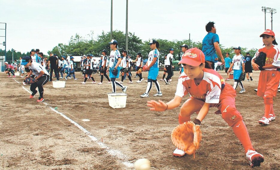 軽快な動きで打球をさばく参加者