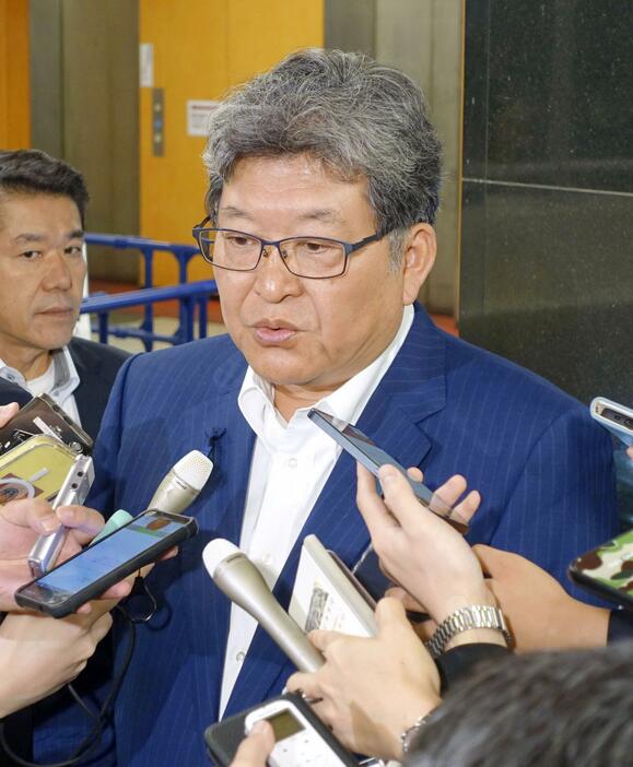 報道陣の取材に応じ、東京都連会長を辞任する意向を示した自民党の萩生田光一氏＝16日午後、東京・永田町の党本部