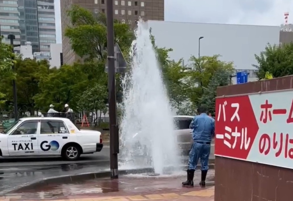 札幌市中心部に現れた「水柱」（撮影：視聴者）