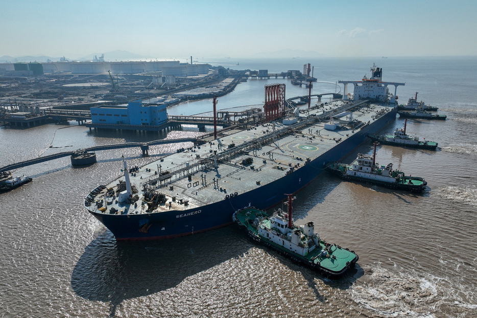 　７月２日、ロンドン証券取引所グループ（ＬＳＥＧ）のＬＳＥＧオイル・リサーチのデータによると、２０２４年上半期のアジアの原油輸入量は前年同期比日量１３万バレル減の同２７１６万バレルだった。写真は原油タンカー。中国の浙江省にある石油ターミナルで撮影、提供写真（２０２４　ロイター／China Daily）