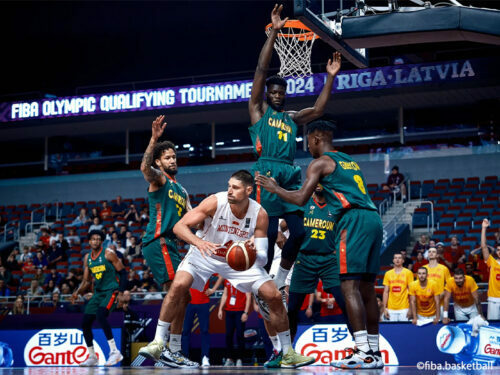 3人に囲まれながらもシュートを狙うニコラ・ブーチェビッチ [写真]＝fiba.basketball