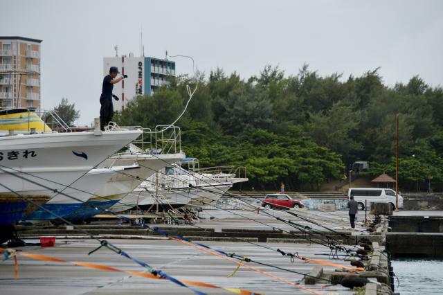 台風が近付く島内では、市民が台風対策に追われていた＝23日、市平良の布干堂船だまり