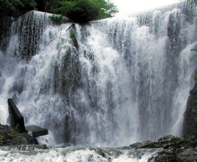 激しく水が流れ落ちる大城の滝=兵庫県洲本市