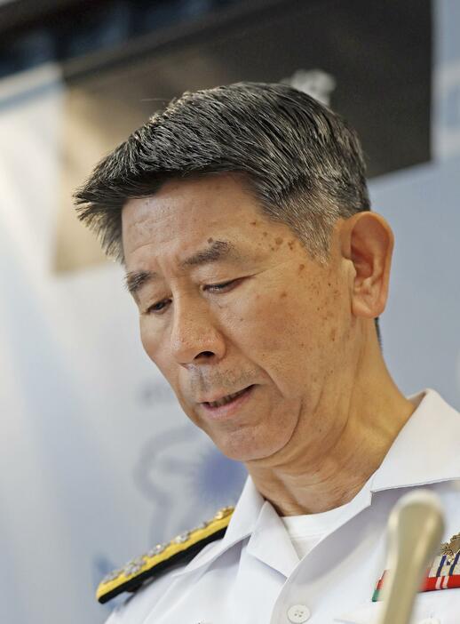 記者会見する海上自衛隊の酒井良海上幕僚長＝9日午後、防衛省