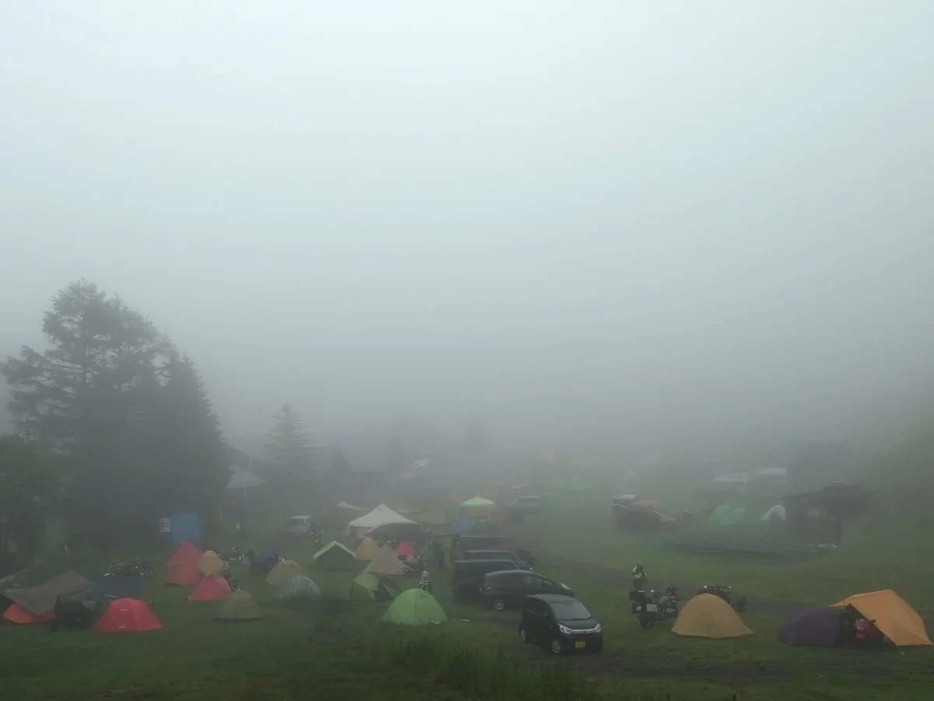 バイクキャンプにおける雨対策をテーマにお役立ち情報をお届け