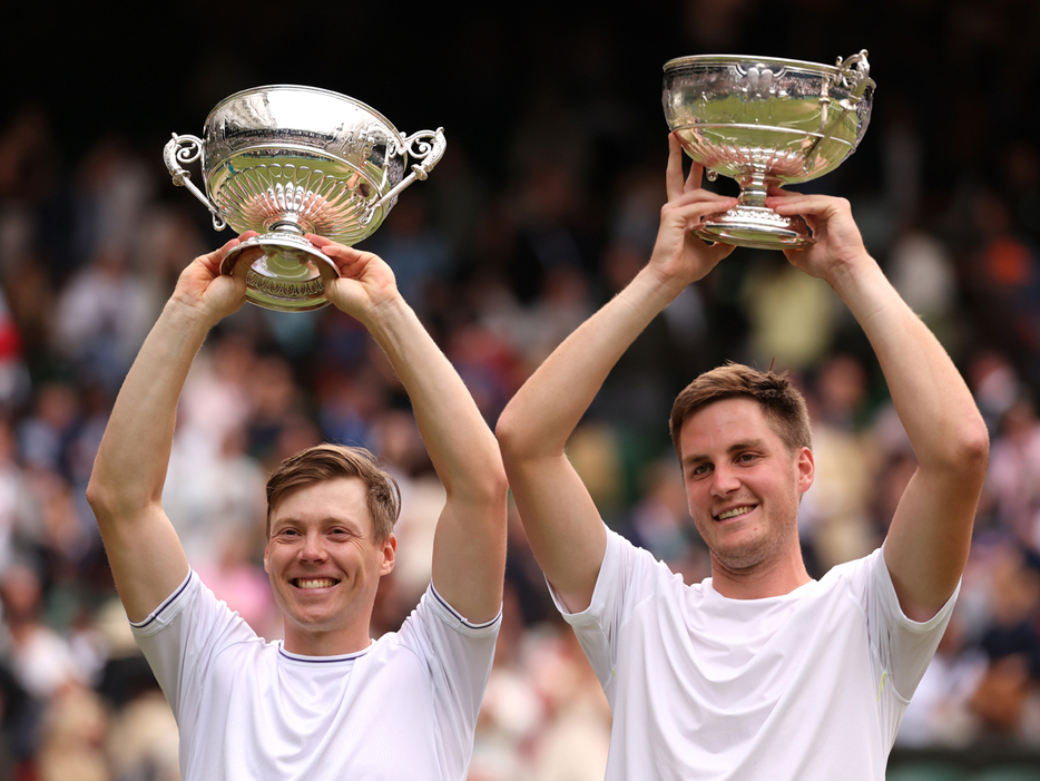 「ウインブルドン」（イギリス・ロンドン）の男子ダブルスで優勝を飾ったハリ・ヘリオバーラ（フィンランド／左）とヘンリー・パッテン（イギリス）（Getty Images）