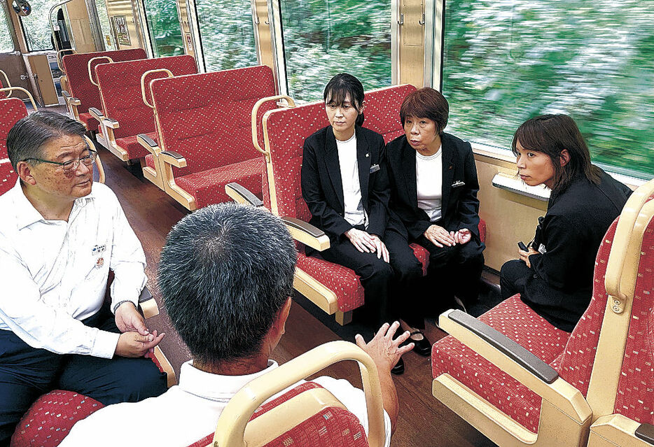 三陸鉄道社員と意見交換するのと鉄道の３人＝２３日午前９時、岩手県内（のと鉄道提供）