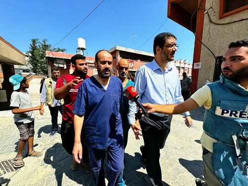 １日、ガザ南部ハンユニスで、記者の取材に応じるシファ病院のアブサルミヤ院長＝ロイター