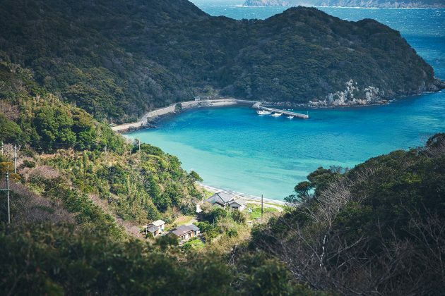 中心地から集落に向かう途中で。半泊の海は透明度の高い渚と、沖の藍色の対比が美しい。