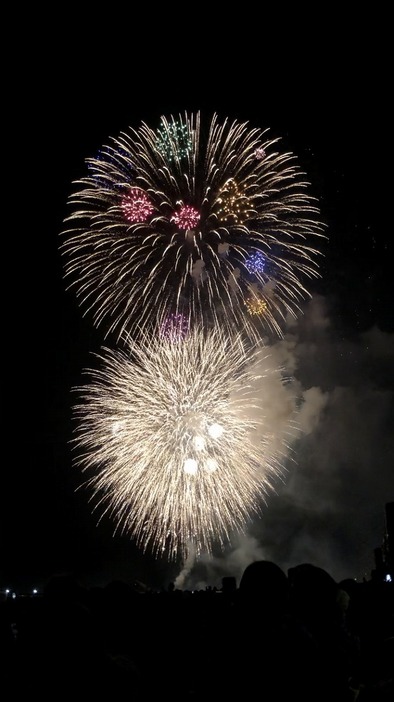 夜空を彩る花火（宇部港で）