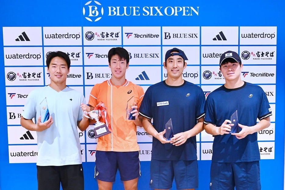 写真は左から男子ダブルス優勝のシン・サンフイ（韓国）、シン・ウビン（韓国）、準優勝のソン・ミンギュ（韓国）、イ・ジェムン（韓国）（写真提供◎BLUE SIX OPEN、撮影◎長浜功明）