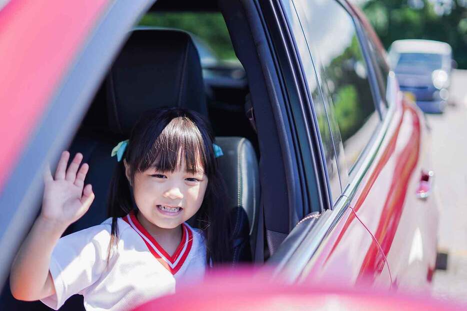 子どもの車内置き去りによる事故は絶対に起こってはならない。しかし、万が一のときのために、子どもにはクルマに閉じ込められたときはどうすべきかを教えておきたい。