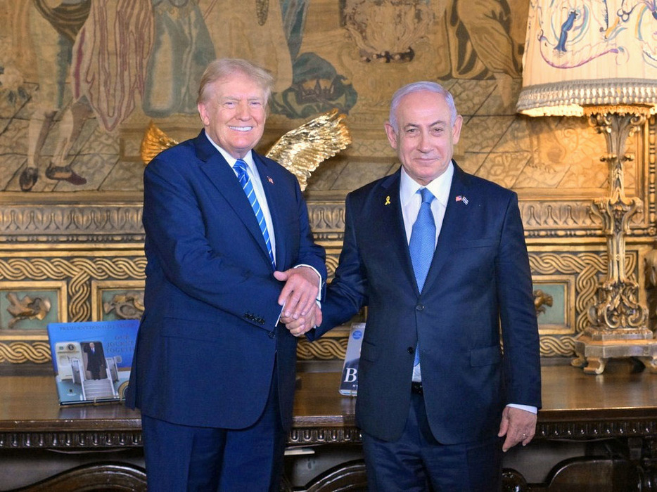 米南部フロリダ州で会談するトランプ前大統領（左）とイスラエルのネタニヤフ首相＝26日（Amos　Ben-Gershom（GPO）提供、共同）